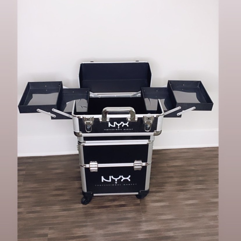 NYX Professional Makeup Case $165 - Picture 2 of 5